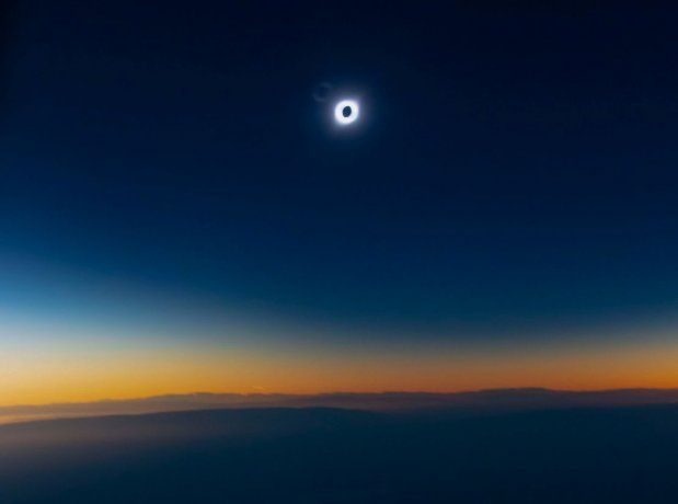 Pasajeros de un vuelo de AerolÃ­neas contemplaron el eclipse en pleno viaje