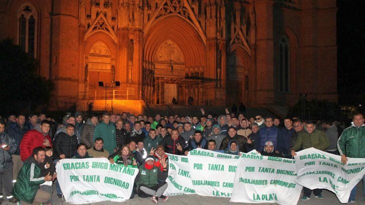 <p>Los camioneros de La Plata participaron de la homilía de “Tucho” Fernández en la catedral platense por los 45 años del fallecimiento de Perón.</p>