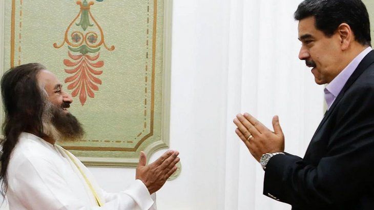 <p>Maduro y Ravi Shankar se saludan.</p>