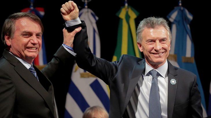 <p>Macri le entregó la presidencia pro témpore a Bolsonaro.</p>