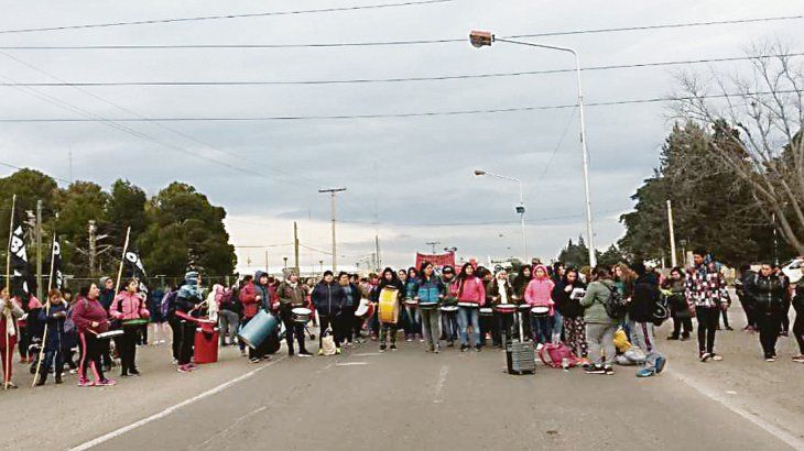 Conflicto II. En Salta, los docentes mantienen un paro por tiempo indeterminado con movilizaciones en reclamo de mejoras salariales.