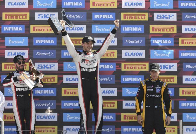 Matías Rossi celebra en el podio salteño. Matías Rossi celebra en el podio salteño.