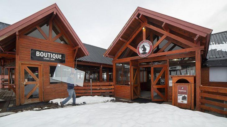 <p>El parador Antulauquen que se encuentra ubicado a 1600 metros de altura sobre el nivel del mar en el sector más concurrido del cerro Chapelco, ubicado en San Martín de los Andes, Neuquén.</p>