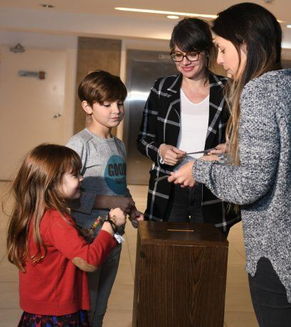 <p>Marziotta llevó a ver a sus hijos la obra infantil Evitácora en vacaciones de invierno. </p>