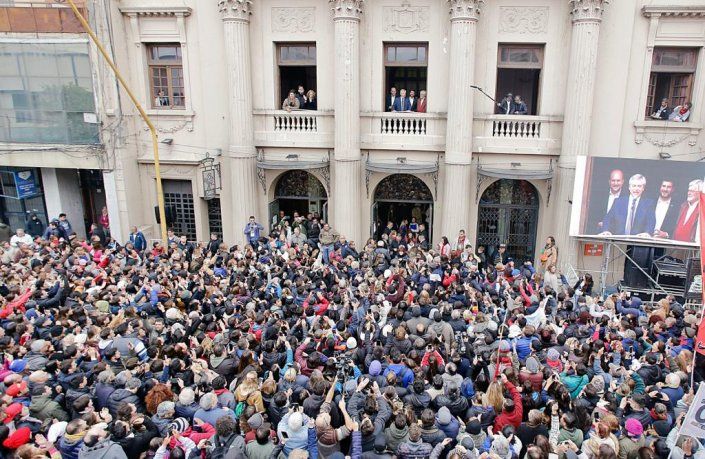 <p>Los candidatos hablan a los militantes desde el Teatro ATE Casa España de la ciudad de Santa Fe.</p>