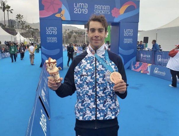 <p>Taccone y su medalla de bronce en triatlón.</p>
