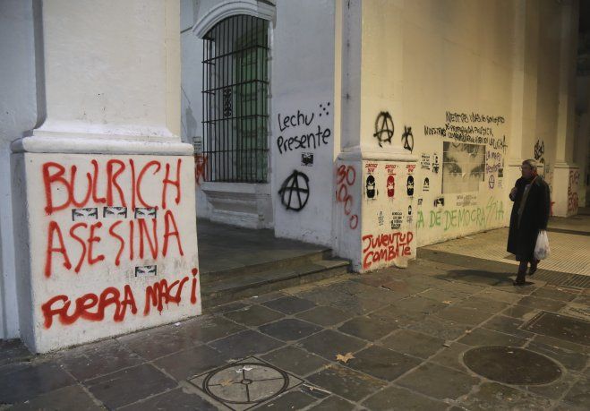 <p>Al finalizar la marcha, hubo pintadas en el Cabildo. </p>