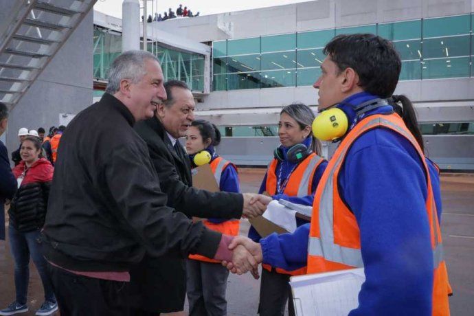 <p>Los funcionarios recorrieron las nuevas obras del aeropuerto de Puerto Iguazú y saludaron a los empleados. </p>