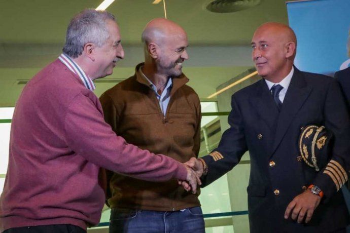 <p>Passalaqua y Dietrich saludan al piloto del Airbus A330 de Air Europa que aterrizó en Puerto Iguazú. </p>