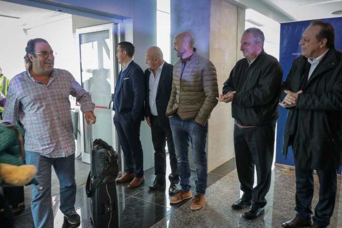 <p>José María Arrúa, Claudio Filippa, Guillermo Dietrich, Hugo Passalacqua y Gustavo Santos recibieron a los pasajeros del vuelo inaugural.</p> <p></p>