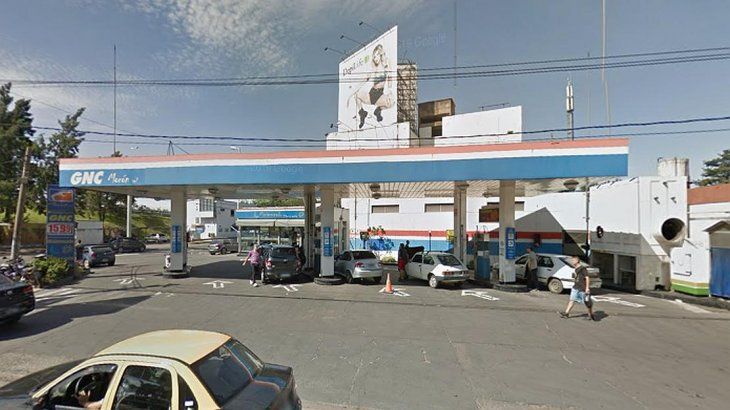 <p>El conductor de la camioneta, un hombre de 31 años, resultó ileso, igual que los empleados y los otros clientes que estaban en el lugar.</p>