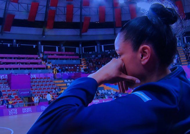 La desazÃ³n de las jugadoras argentinas por no poder enfrentar a Colombia debido a un problema con la indumentaria.