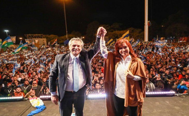Alberto Ferández cerró el acto junto a gobernadores y Cristina Fernández de Kirchner desde el monumento a la Bandera en Rosario. 