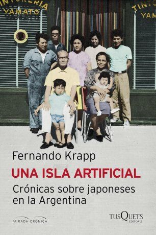 En la foto de portada del libro, una familia de inmigrantes japoneses frente a su tintorería. El comercio, ubicado en Lomas de Zamora, aún funciona.