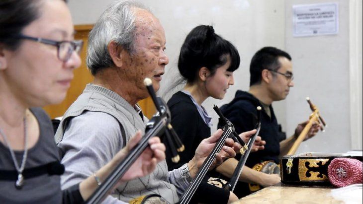 Clase de shamisen, un instrumento de cuerdas tradicional de Japón.
