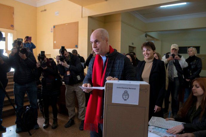 El jefe de Gobierno, Horacio Rodríguez Larreta, fue a votar acompañado por su esposa, Bárbara Diez.
