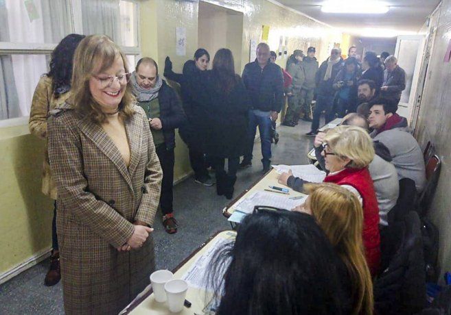 La gobernadora de Santa Cruz, Alicia Kirchner, al emitir su voto.