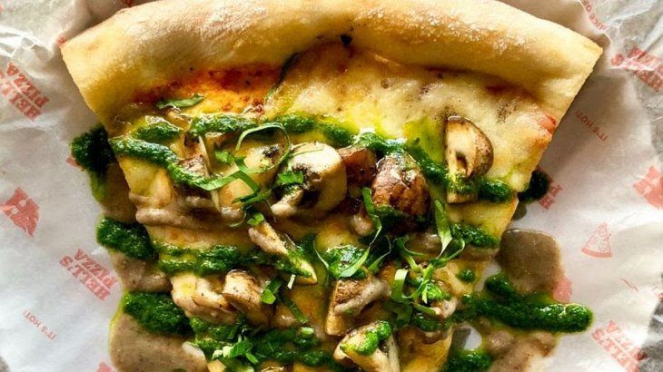 <p>Slice de mozzarella con portobellos. </p>