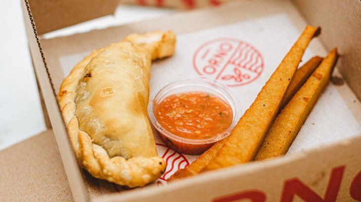<p>Empanada frita y fainá stick, de Orno. </p>