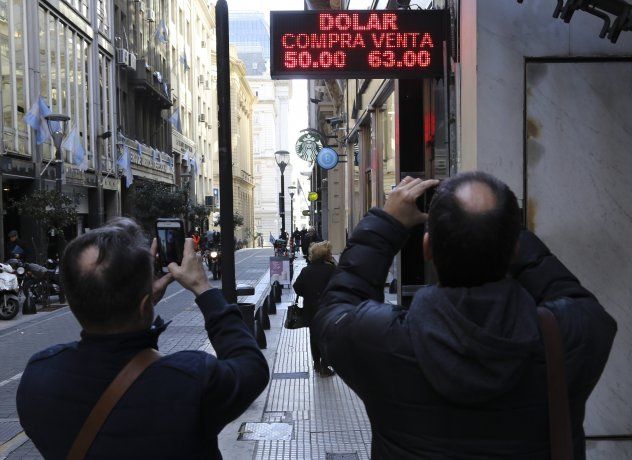 El dólar saltó un 6,6% a $62,18 y el BCRA vendió u$s248 millones para contenerlo El dólar saltó un 6,6% a $62,18 y el BCRA vendió u$s248 millones para contenerlo