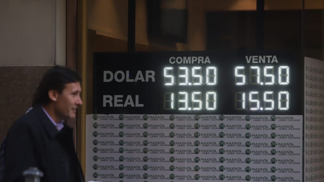 El dólar sube 79 centavos a $58 pese a que el Banco Central licitó u$s50 millones