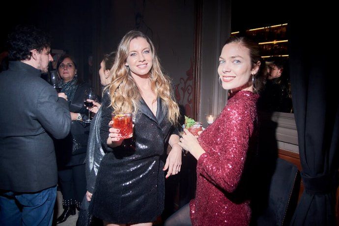 <p>Gege Neumann y Laura Laprida disfrutan de la coctelería de la noche. </p>