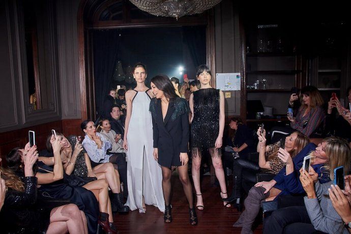 <p>El cierre del desfile, con los aplausos para María Gorof. </p>