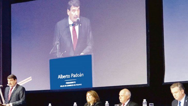 Clásico. Alberto Padoan junto a Mónica Fein, Miguel Lifschitz y Luis Miguel Etchevehere en la fiesta por el aniversario de la Bolsa de Cereales.