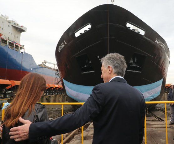 El  Presidente estuvo acompañado por el ministro de Defensa, Oscar Aguad, y  por Leila Santoro, madrina del buque, un antiguo barco petrolero que  fue transformado en arenero en los talleres del astillero.