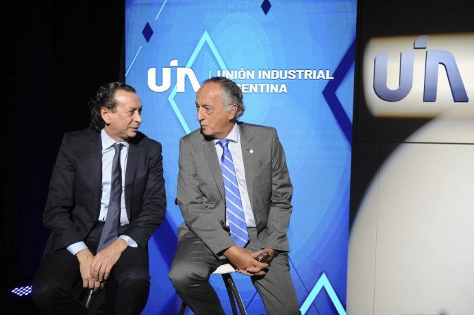 <p>El ministro de la Produccion, Dante Sica y el titular de la UIA, Miguel Acevedo durante un acto por el Día de la Industria en la sede de la Unión Industrial Argentina.</p>