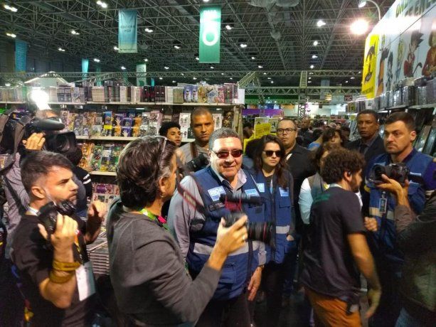 <p>Agentes de la Secretaría del Orden Público recorren la feria en Río de Janeiro.</p>