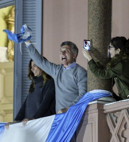 El presidente Maurico Macri saluda a simpatizantes convocados para  manifestar su apoyo al gobierno desde el balcón de Casa Rosada, en la movilización del pasado 24 de agosto. 