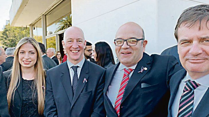 Chile. El británico Mark Kente junto a los radicales Diego Barovero y Mario Scholz, en la embajada de Chile, para la celebración de la fiesta patria.