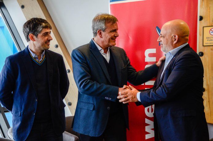 <p>Tras el vuelo, Luis Castelli, presidente del Instituto Fueguino de Turismo, Martín Bulla, CEO Adjunto de Norwegian Air Argentina y Matías Maciel, director de Comunicaciones y Asuntos Públicos de la aerolínea, encabezaron un breve acto ante empresarios, funcionarios y medios.</p>