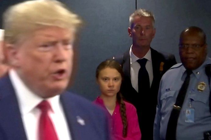 FULMINANTE. El presidente Donald Trump se presentó sorpresivamente en la cumbre, de la que participó unos minutos. Se cruzó brevemente con la activista Greta Thunberg, quien lo miró despectivamente. El instante se convirtió en una de las imágenes más compartidas del día en las redes sociales.
