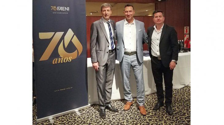 <p>El presidente saliente de Cecha, Carlos Gold (centro), el titular de Faeni y anfitrión de la reunión de Consejo Directivo en Rosario, Alberto Boz (izquierda), y el próximo titular de la Confederación de Entidades de Comercio de Hidrocarburos, Gabriel Bornoroni (derecha). </p>
