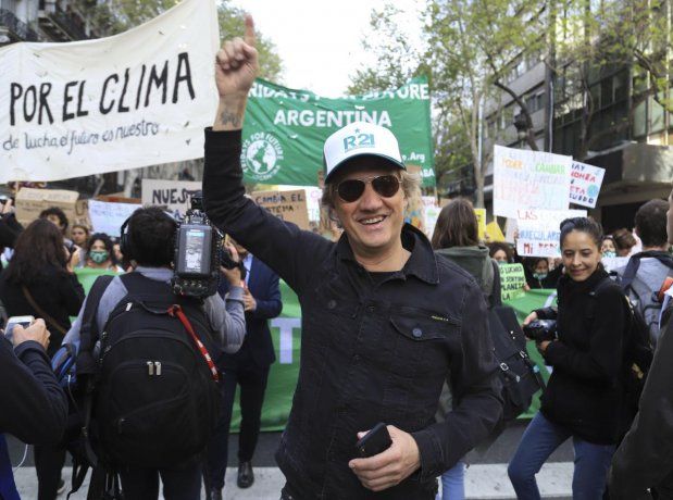 <p>El exbaterista de Soda Estereo Charly Alberti acompañó la movilización al Congreso. </p>