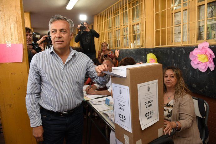 El gobernador Alfredo Cornejo votó en una escuela de Godoy Cruz.