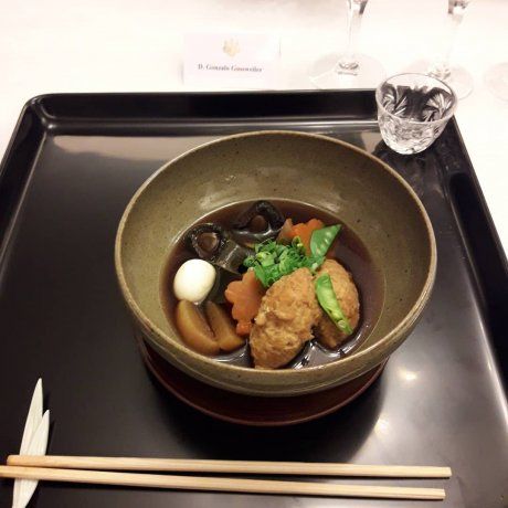 El oden es una especialidad de la gastronomía japonesa difícil de encontrar por estas latitudes. En Japón el oden es un guiso tradicional muy frecuente en los puestos callejeros. Aquí en un caldo de cerdo de 24 horas de cocción, con albóndigas de pollo y vegetales.
