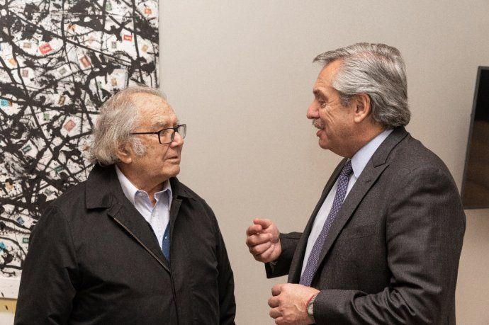 <p>Alberto Fernández tuvo tiempo este miércoles también para reunirse con el Premio Nobel de la Paz Adolfo Pérez Esquivel, en sus oficinas de la calle México, en el Día Internacional de la No Violencia.</p>