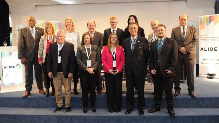 Foto de familia de los participantes del Seminario Implementación del protocolo de finanzas sostenibles – Incorporando experiencias organizado por la Asociación Latinoamericana de Instituciones Financieras para el Desarrollo (ALIDE).