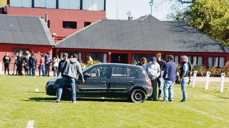Complicado. El festejo en el SIC por el campeonato en la URBA Top 12 terminó complicado con un auto abandonado en medio del césped.