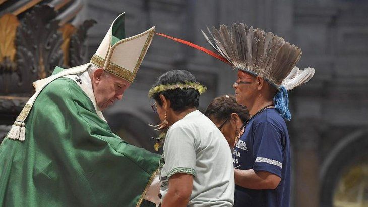 <p>El Papa Francisco dio una homilía este domingo durante la Santa Misa de apertura del Sínodo para el Amazonas en la Basílica de San Pedro en el Vaticano. Por allí, desfilaron pueblos originarios de la región que hasta hace poco fue noticia por los incendios. </p>