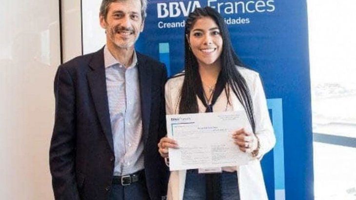 La ganadora de la edición pasada, Karen Sosa, junto a Martín Zarich, presidente ejecutivo del Banco BBVA Francés.