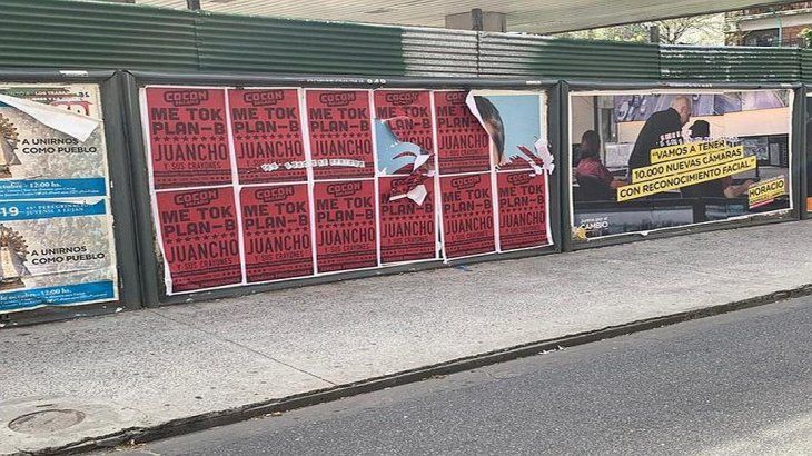 <p>Los carteles truchos promocionan recitales de ME TOK, PLAN-B y Juancho y sus Crayones, tres bandas que no existen. </p>