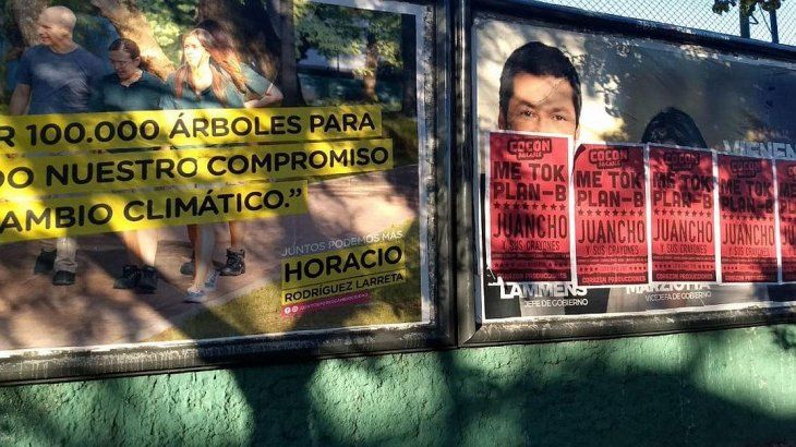 <p>El "tapado" de carteles habilitados de Lammens es evidente: el comando de pegatina solo trabaja sobre los afiches del candidato opositor y dejan intactos los de Larreta.</p>