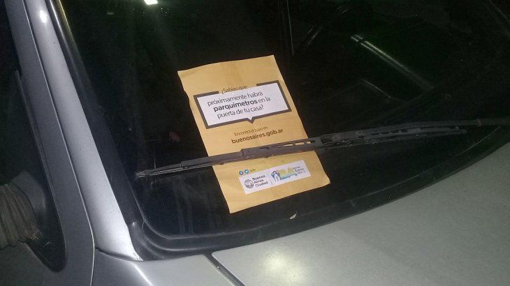 <p>Miles de volantes fueron repartidos y colocados en autos de Almagro, Flores y Caballito. Anuncian que próximamente llegaron los parquímetros a la puerta de la casa de los vecinos. La firma con un error de tipeo delata que son falsos.</p>