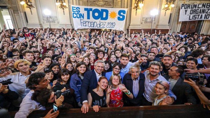 Alberto Fernández junto a Pepe Mujica en el Nacional Buenos Aires.