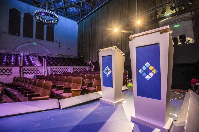 <p>Preparativos en el salon Paraninfo de la Universidad Nacional del Litoral.</p>