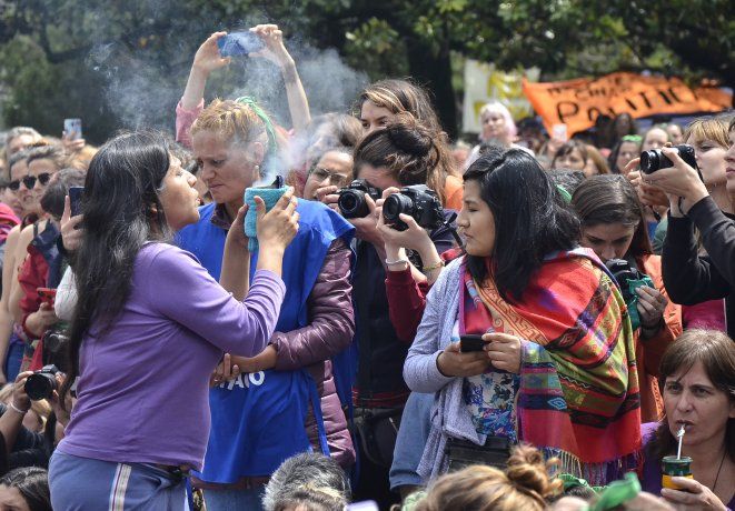 <p>La segunda jornada del Encuentro Plurinacional de Mujeres, Lesbianas, Travestis, Trans, Bisexuales y No Binaries arrancó hoy con diferentes talleres en facultades y escuelas secundarias en La Plata y la asamblea feminista del Abya Ayala.</p>